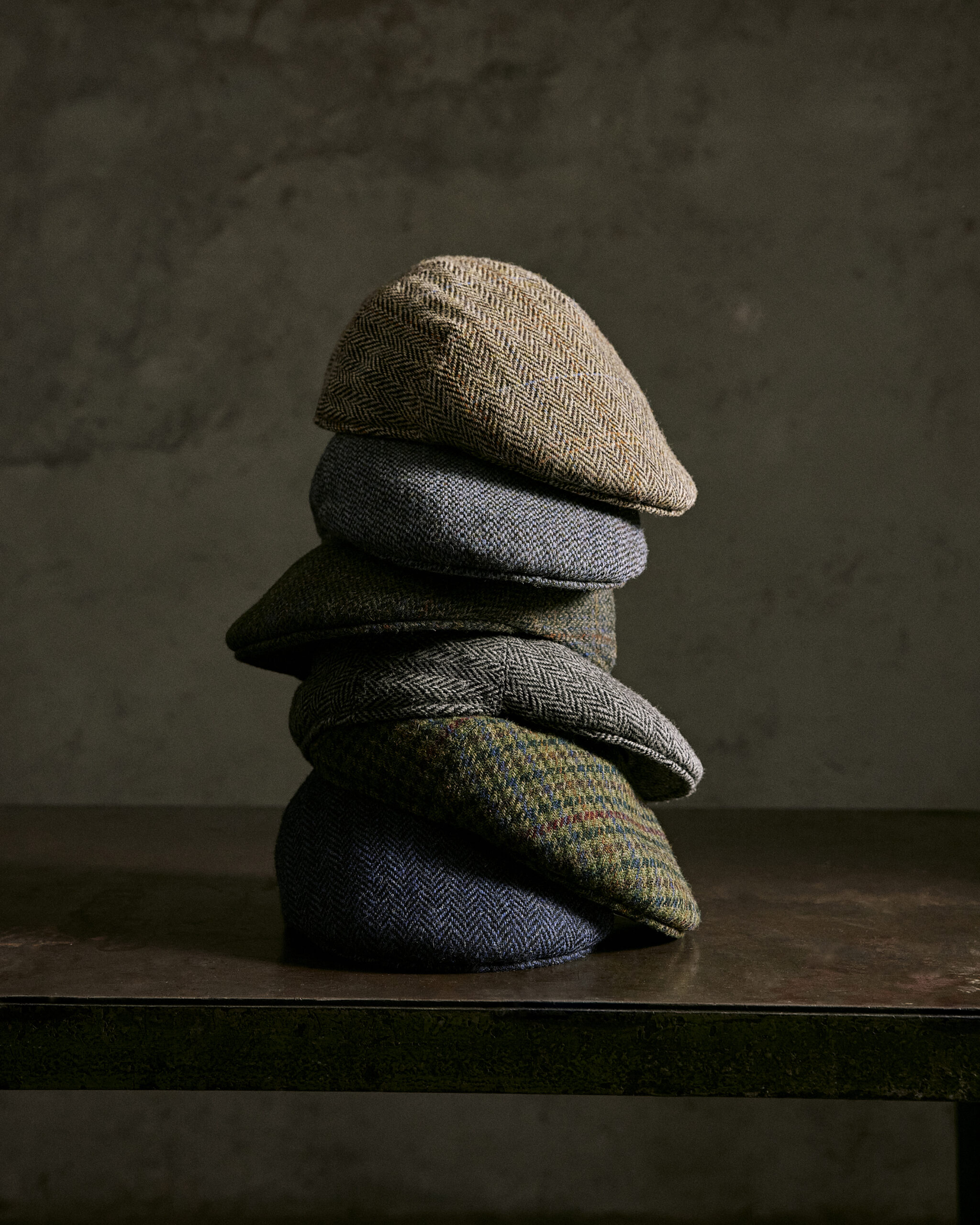 Produkt-Stillife Aufnahme für das Modehaus Hirmer, Marke Barbour, Thema Tweed, Fotoaufnahme im Studio, Stilllife-Styling, Produktstyling, Tweedmützen von Barbour, PetraKatharinaKassel Styling, Concept, Setdesign