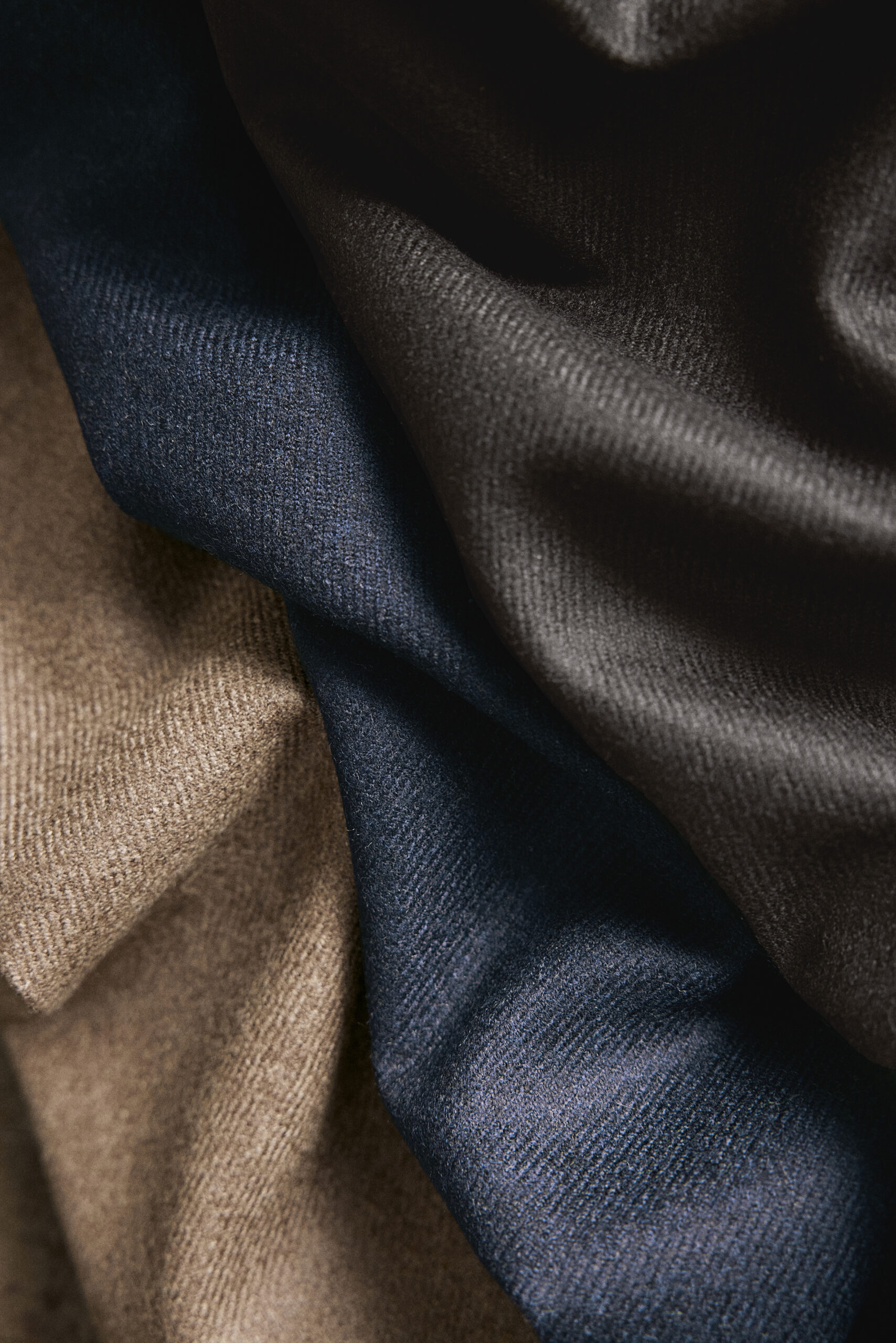 Produkt-Stillife Aufnahme für das Modehaus Hirmer, Marke Barbour, Nahaufnahme Material Wollstoff, Petra KatharinaKassel Styling, Concept, Setdesign